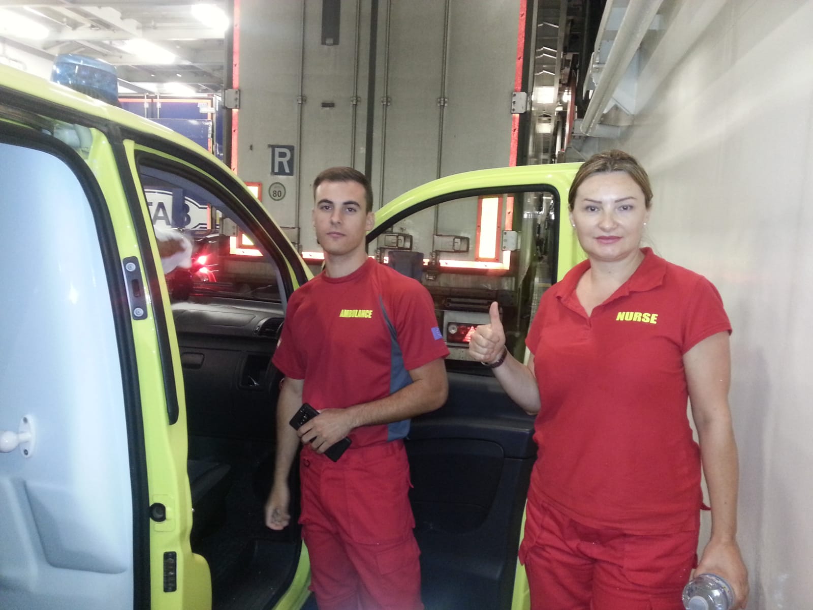 Personnel ambulancier dans les nouveaux uniformes.